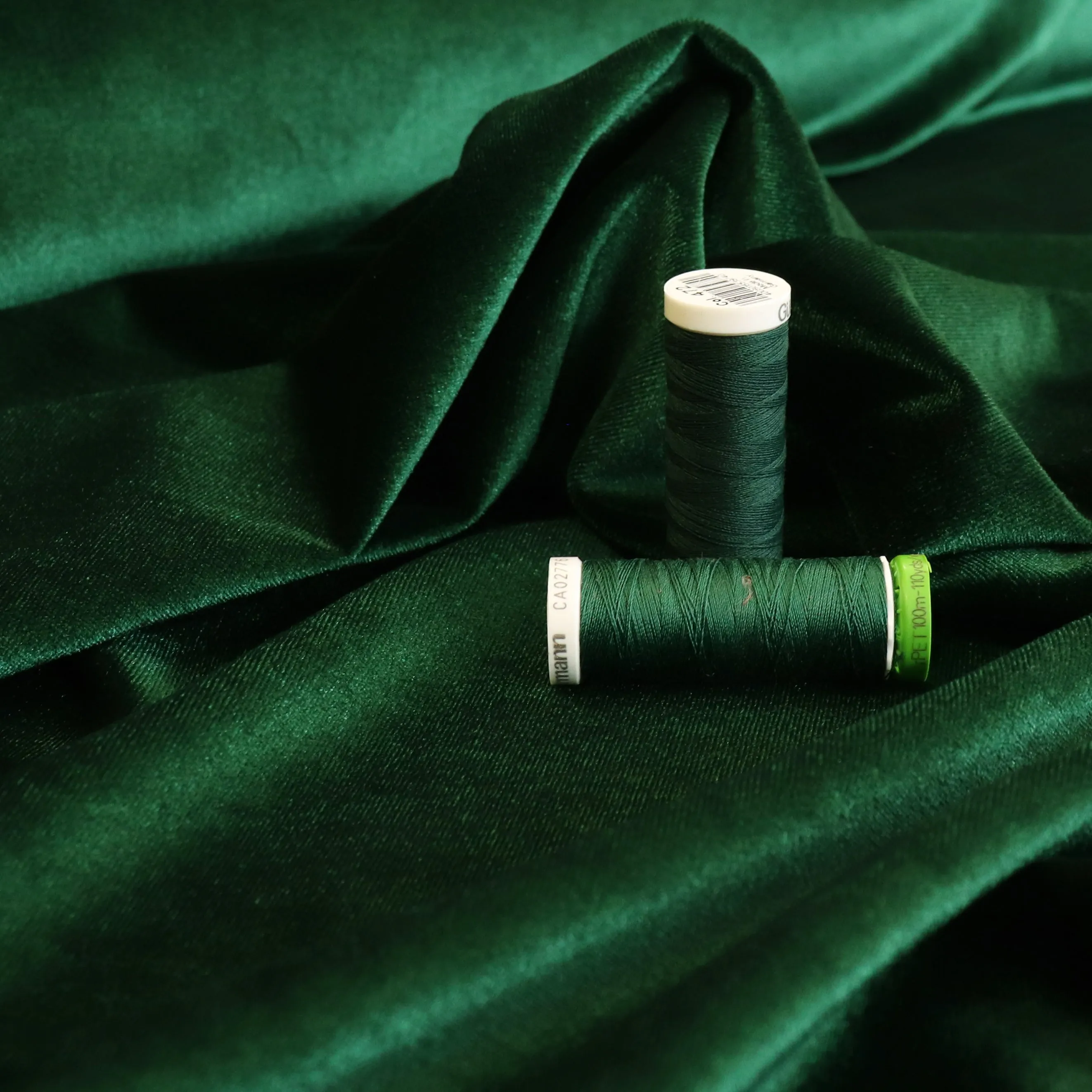 Stretch Velvet - Green Emerald - END OF BOLT 60cm